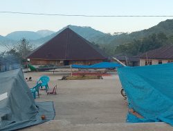 Takut Gempa Susulan, Warga Lelak Pilih Tidur di Tenda Darurat