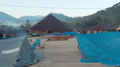 Takut Gempa Susulan, Warga Lelak Pilih Tidur di Tenda Darurat