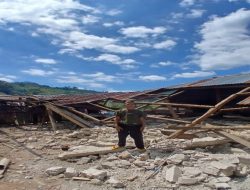 Rumah Runtuh, Harapan Stefanus Belum Beranjak dari Tanah